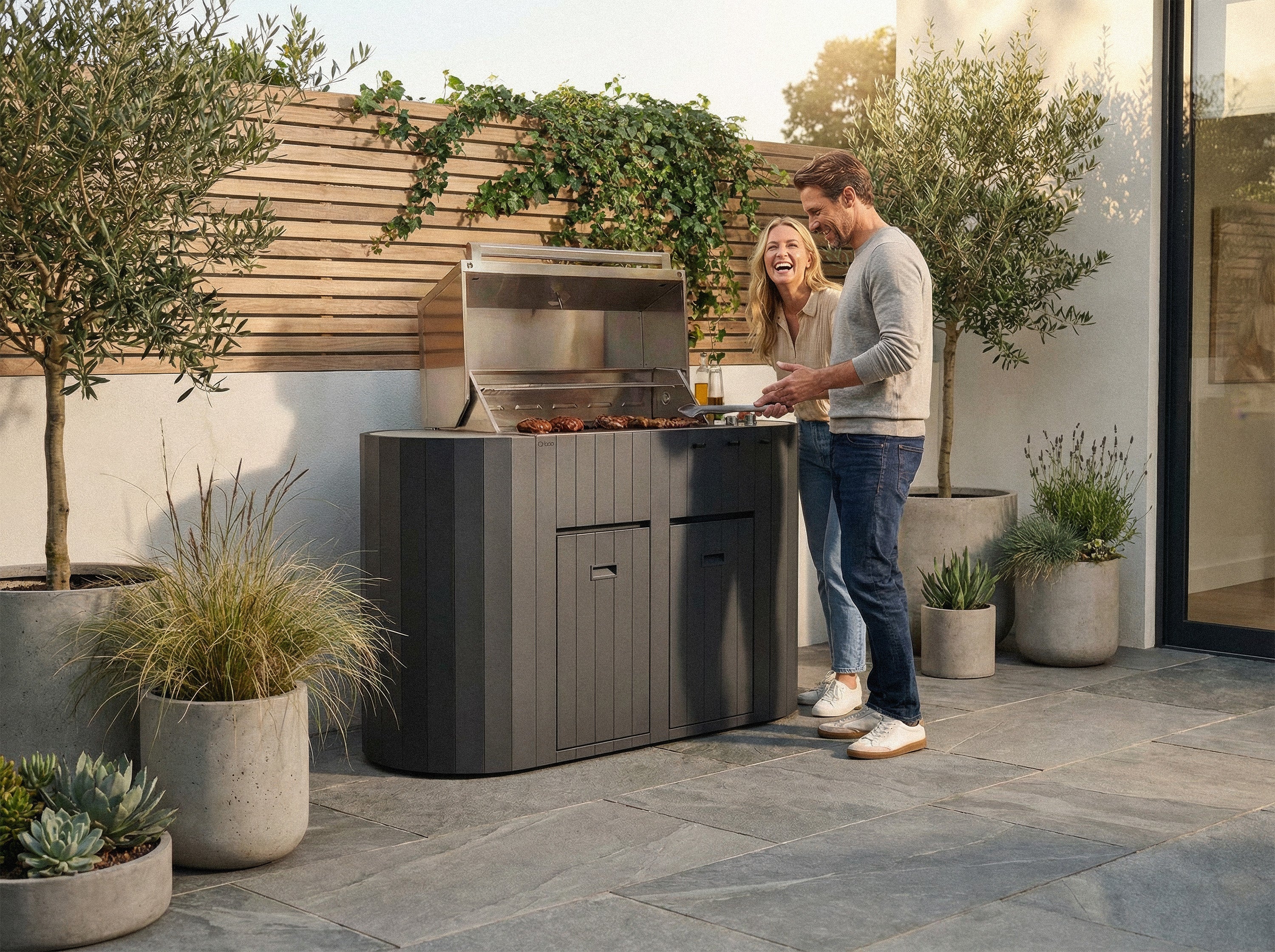 Cucina da esterno Planika OVO GS con barbecue in acciaio, ideale per cene all'aperto e grigliate.