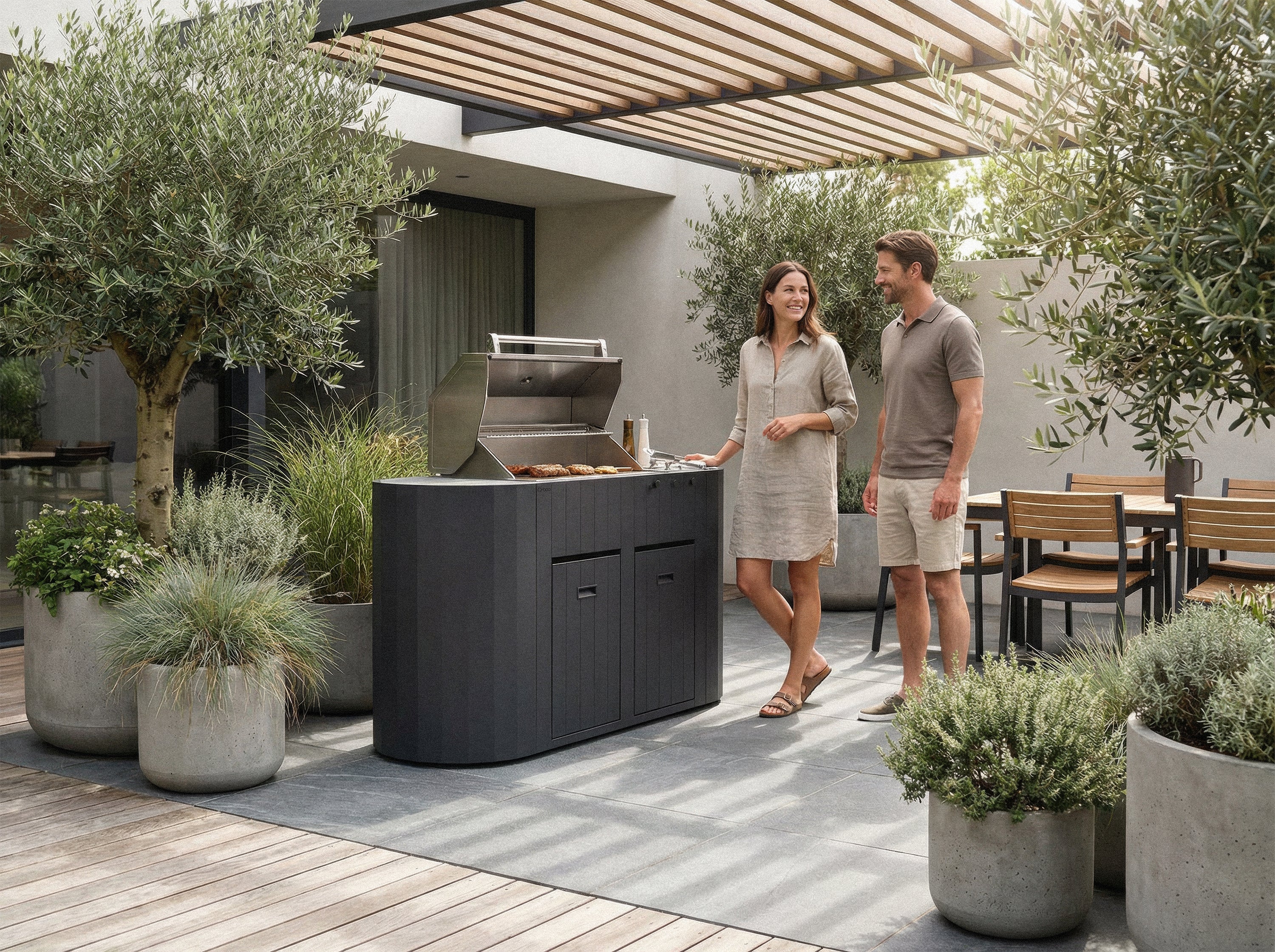 Cucina da esterno Planika OVO GS con barbecue in acciaio, ideale per spazi all'aperto e cene conviviali all'aperto.