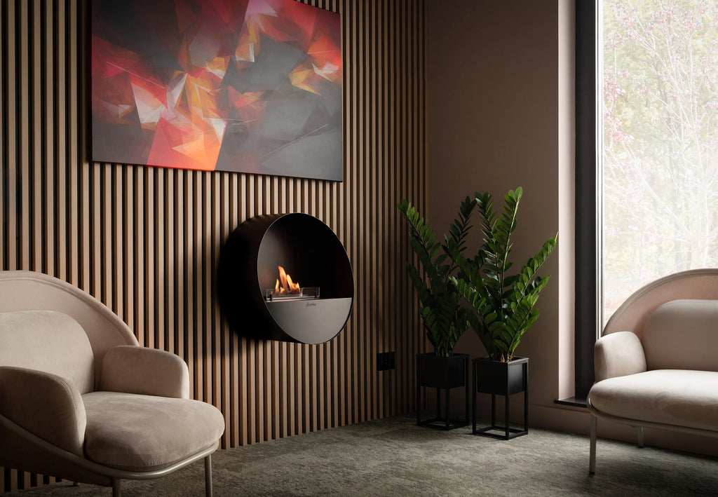 Stufa a bioetanolo Planika Bubble con design elegante e moderna, visibile con pareti di vetro e fiamma visibile.