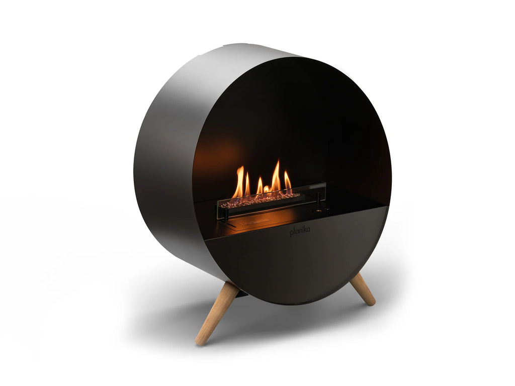 Stufa a bioetanolo Planika Bubble con design moderno, visibile con fiamma accesa e struttura elegante in ambiente domestico