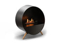 Stufa a bioetanolo Planika Bubble con design moderno, visibile con fiamma accesa e struttura elegante in ambiente domestico