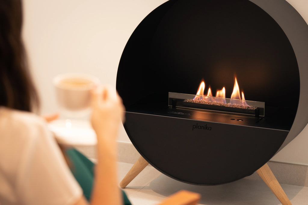 Stufa a bioetanolo Planika Bubble con design moderno e vetro trasparente, ideale per ambienti eleganti e accoglienti.