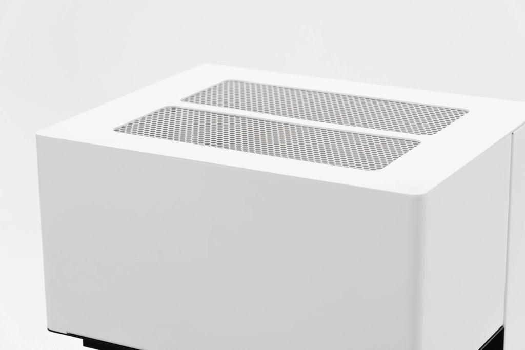 Stufa a bioetanolo Planika Arcticon nera con design moderno, ideale per riscaldare e decorare gli ambienti interni.