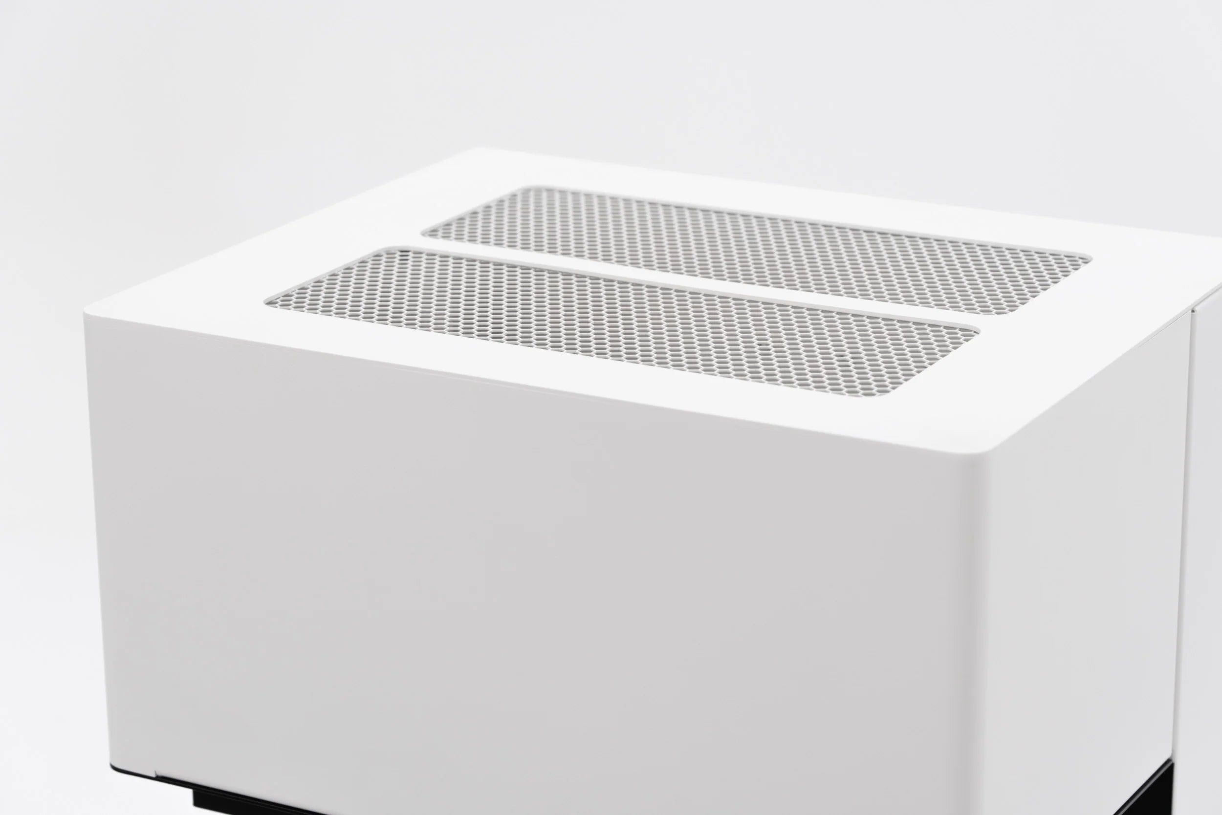 Stufa a bioetanolo Planika Arcticon nera con design moderno, ideale per riscaldare e decorare gli ambienti interni.