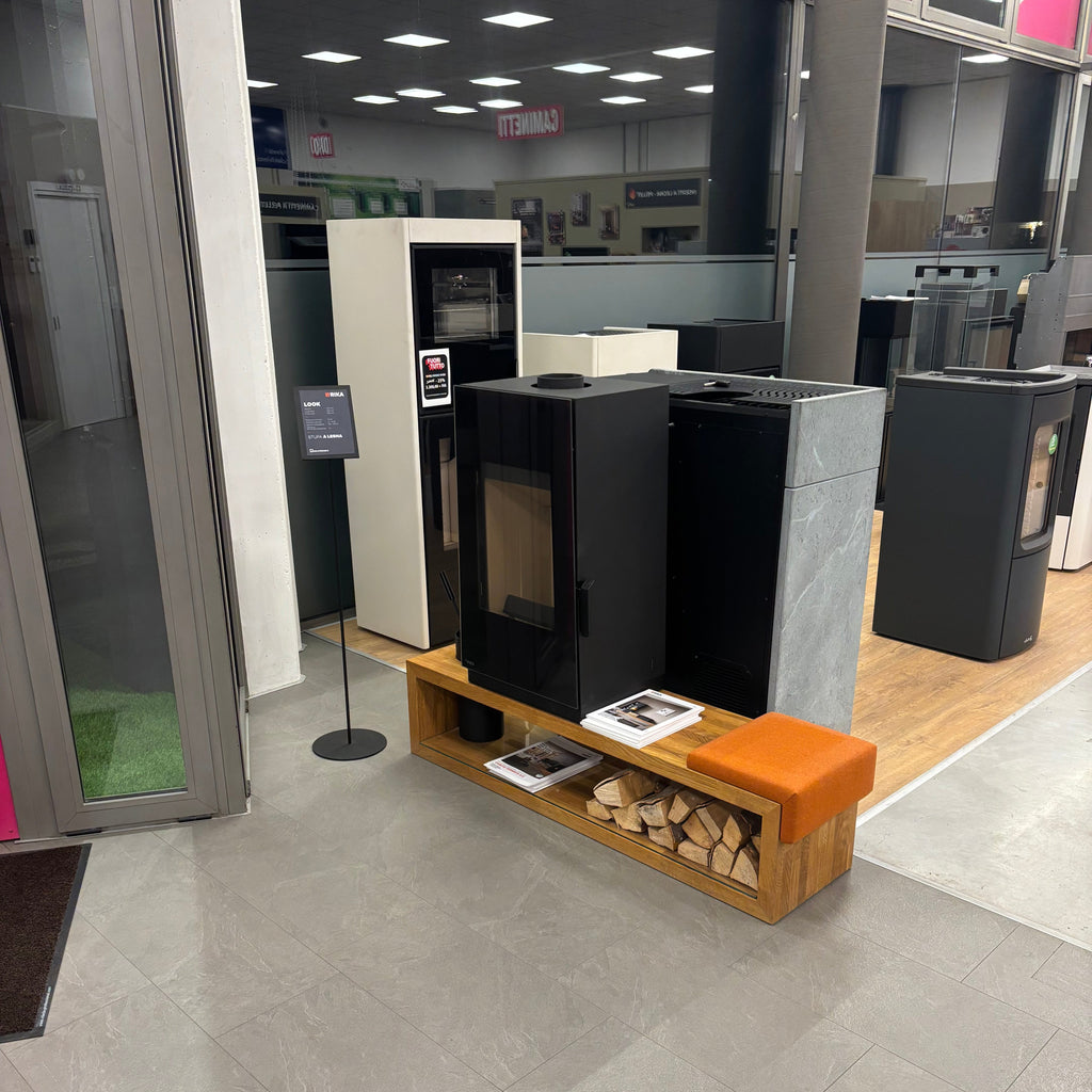 Stufa a legna Rika LOOK con design moderno e vetro frontale, ideale per riscaldare ambienti domestici con stile.