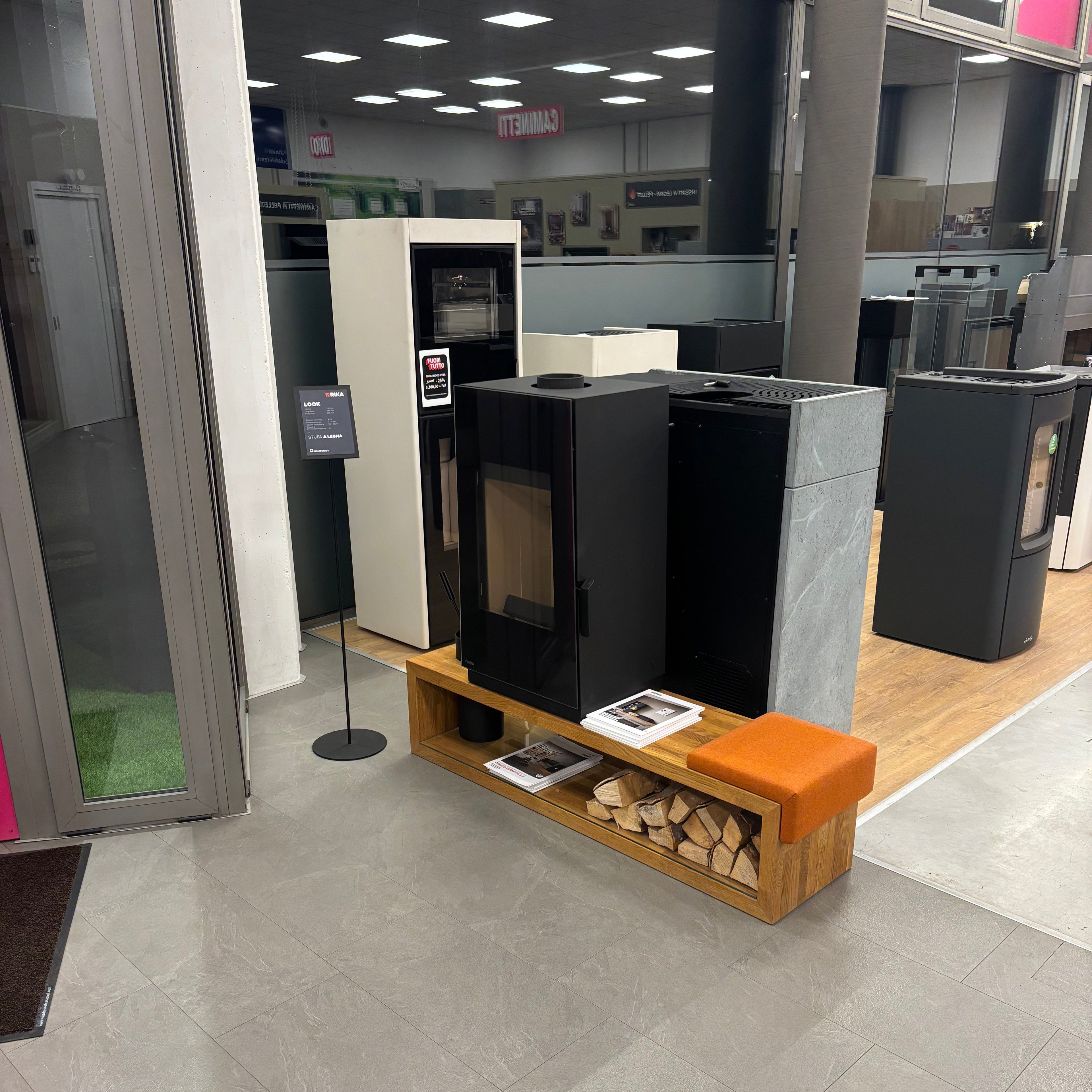 Stufa a legna Rika LOOK con design moderno e vetro frontale, ideale per riscaldare ambienti domestici con stile.