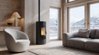 Stufa a pellet Klover Super 7s con design moderno, vista frontale con display e uscita fumi, ambiente domestico caldo e accogliente