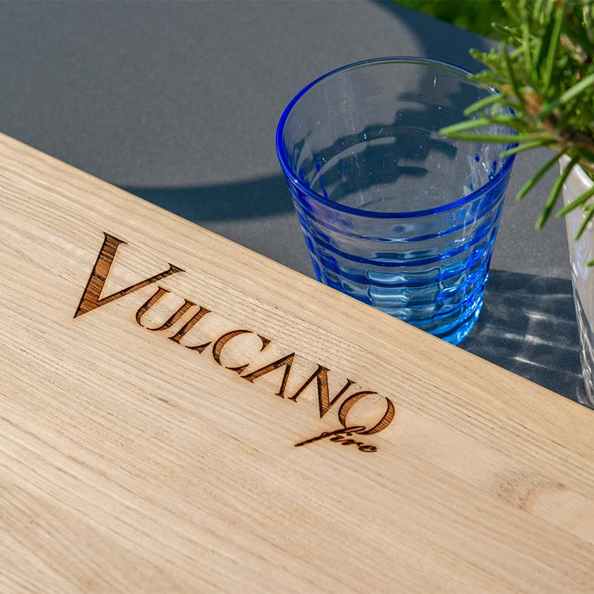 Tagliere in legno di Vulcano Fire, accessorio per barbecue, ideale per servire e preparare cibi durante le grigliate.