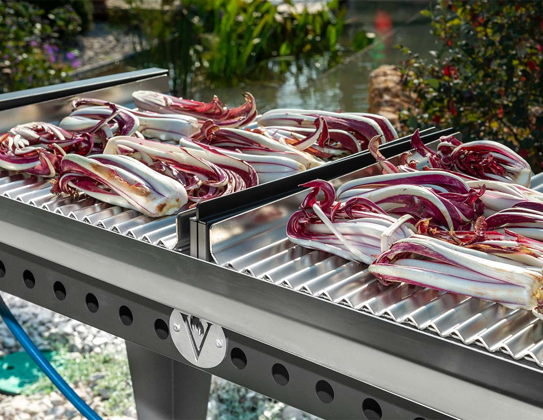 Barbecue a gas Grande Vulcano Fire con due piani lisci, ideale per grigliate all'aperto, in acciaio robusto e design pratico