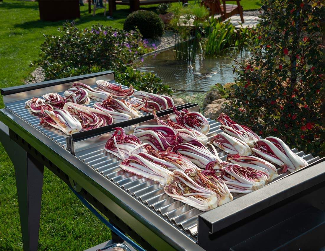 Barbecue a gas Grande Vulcano Fire con due piani lisci, ideale per cene all'aperto e grigliate di grandi dimensioni.
