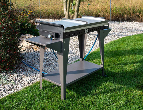Barbecue a gas Grande Vulcano Fire con due piastre lisce, ideale per grigliare all'aperto e cene conviviali.