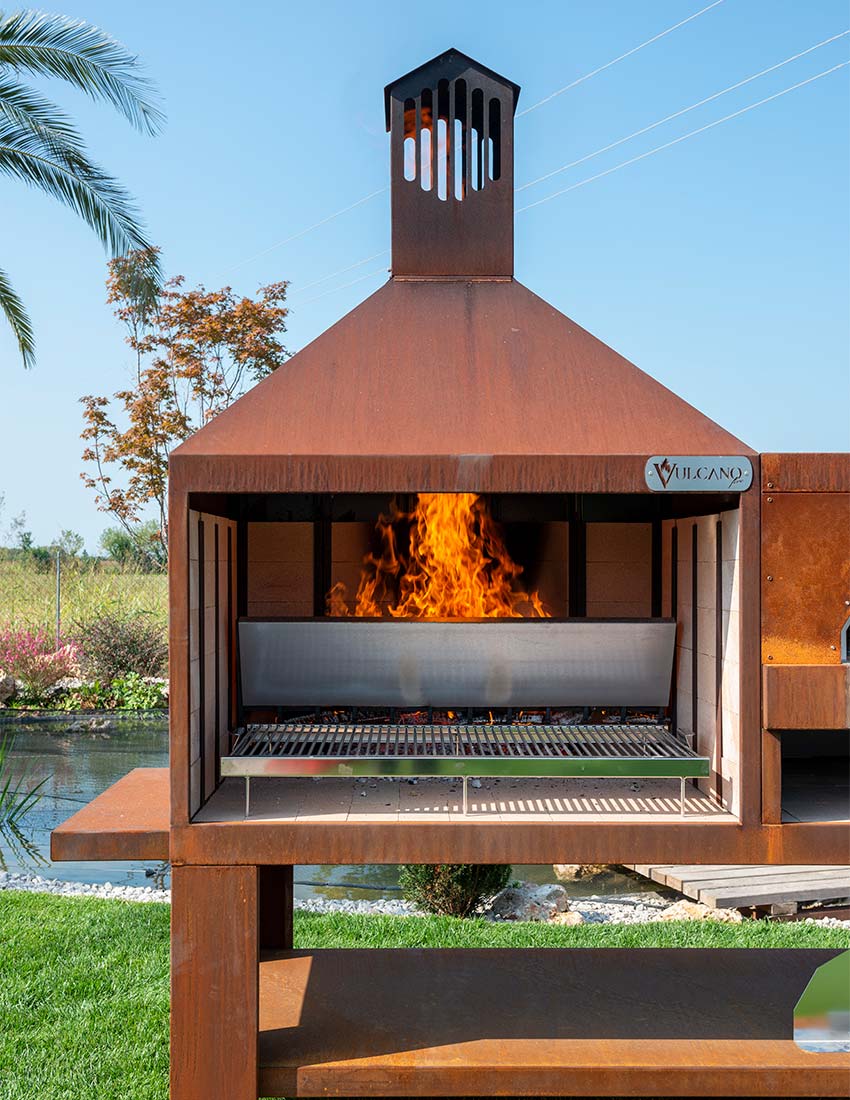 Barbecue a legna Vulcano Fire Serie TF Monoblocco con forno nero, senza griglia né mensole laterali, in acciaio resistente