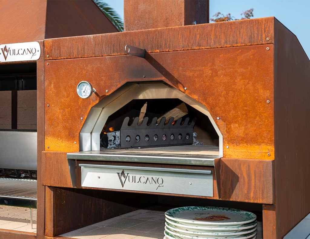 Barbecue a legna Vulcano Fire Serie TF Monoblocco con forno nero, senza griglia e mensole laterali, in acciaio robusto.