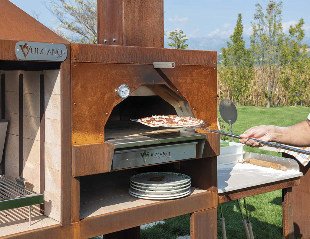 Barbecue a legna Vulcano Fire Serie TF monoblocco nero con forno integrato, senza griglia o mensole laterali.