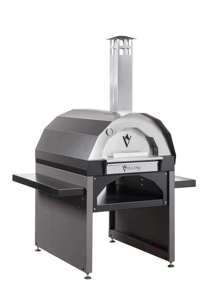 Forno a legna Vulcano Fire per pizza grande in grigio, con porta e camino visibili, ideale per cottura tradizionale.