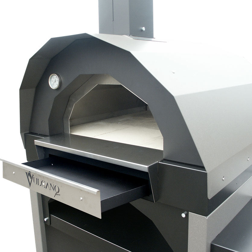 Forno a legna Vulcano Fire Pizza Piccolo in grigio, compatto e ideale per cotture di pizza casalinga.