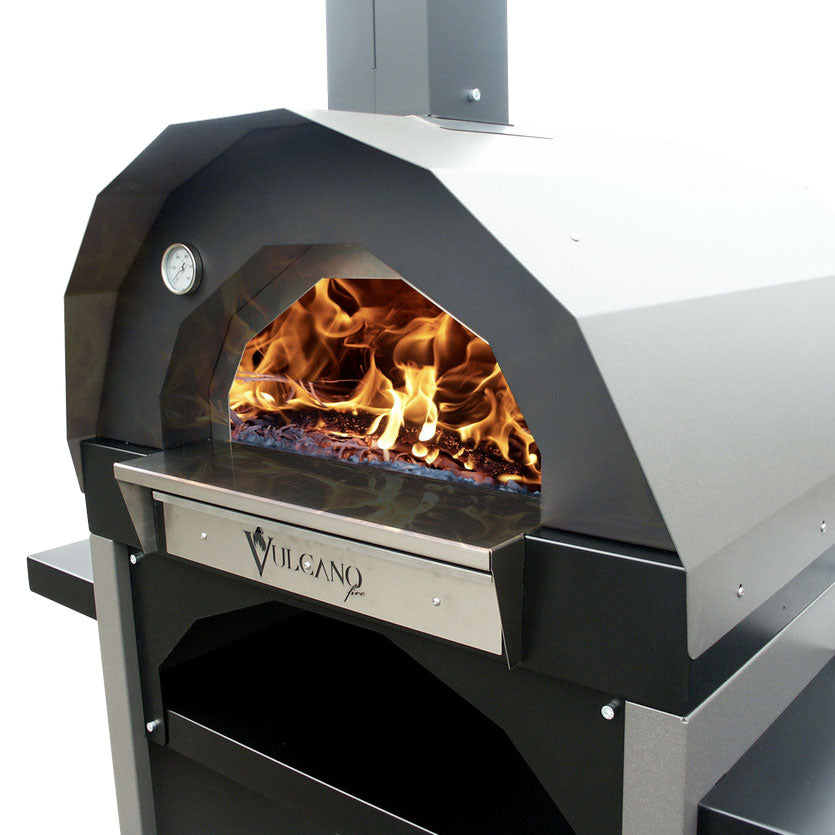 Forno a legna Vulcano Fire Pizza Piccolo in grigio, compatto e ideale per cottura pizza fatta in casa.
